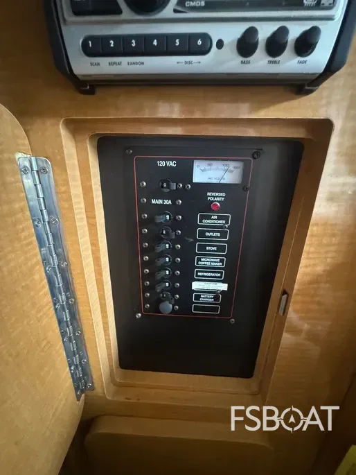 2008 Larson Cabrio 240 Mid Cabin - Media 18