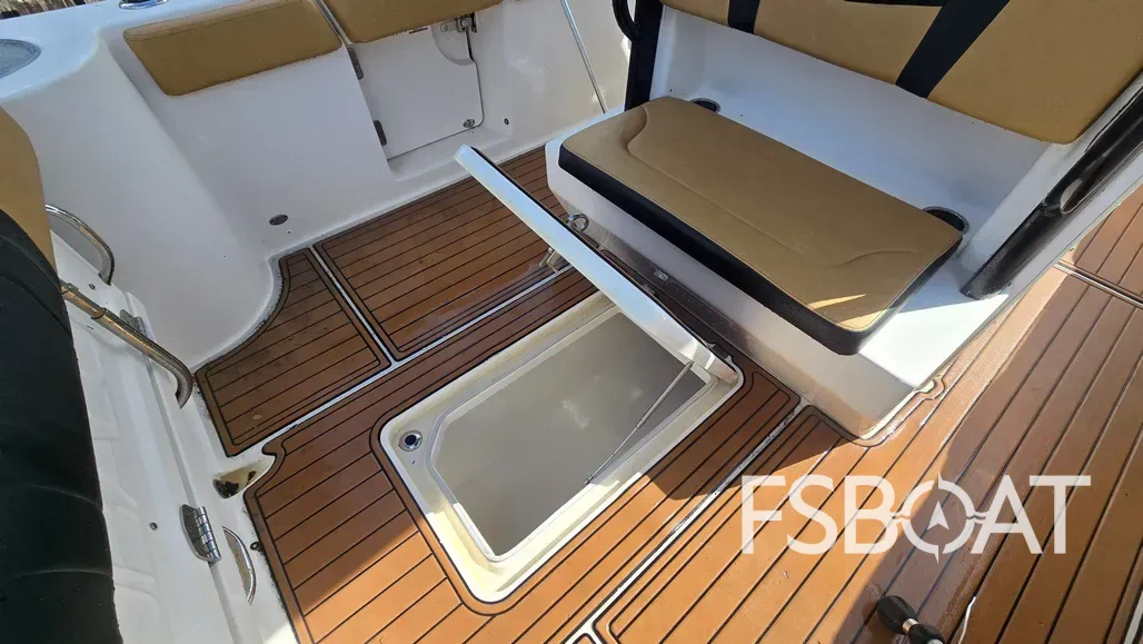 2019 Robalo R272 Center Console - Media 12