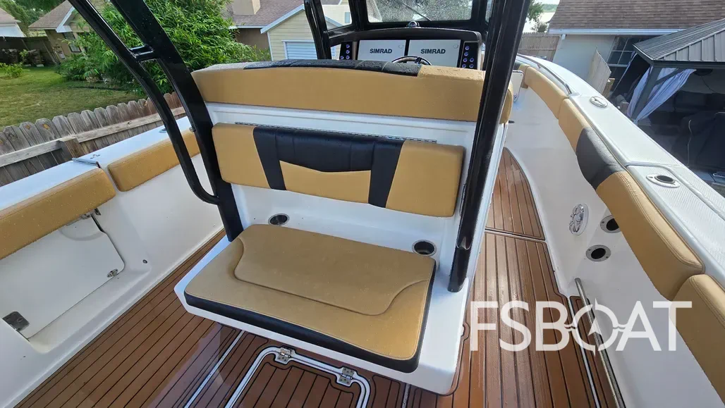 2019 Robalo R272 Center Console - Media 9
