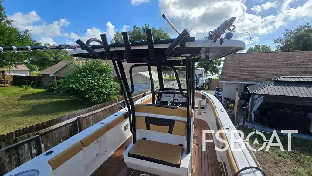2019 Robalo R272 Center Console - Media 11
