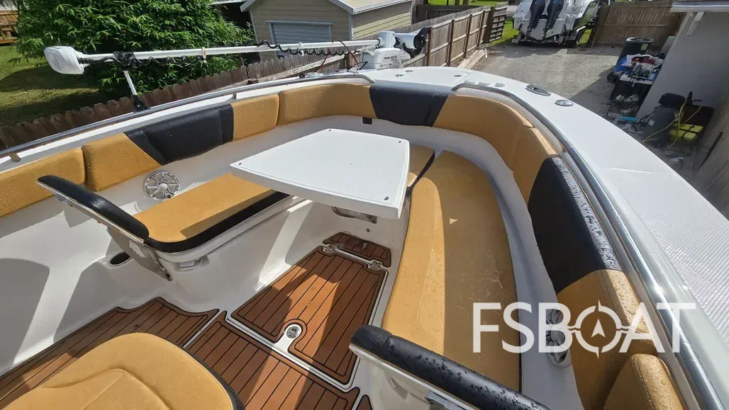 2019 Robalo R272 Center Console - Media 5