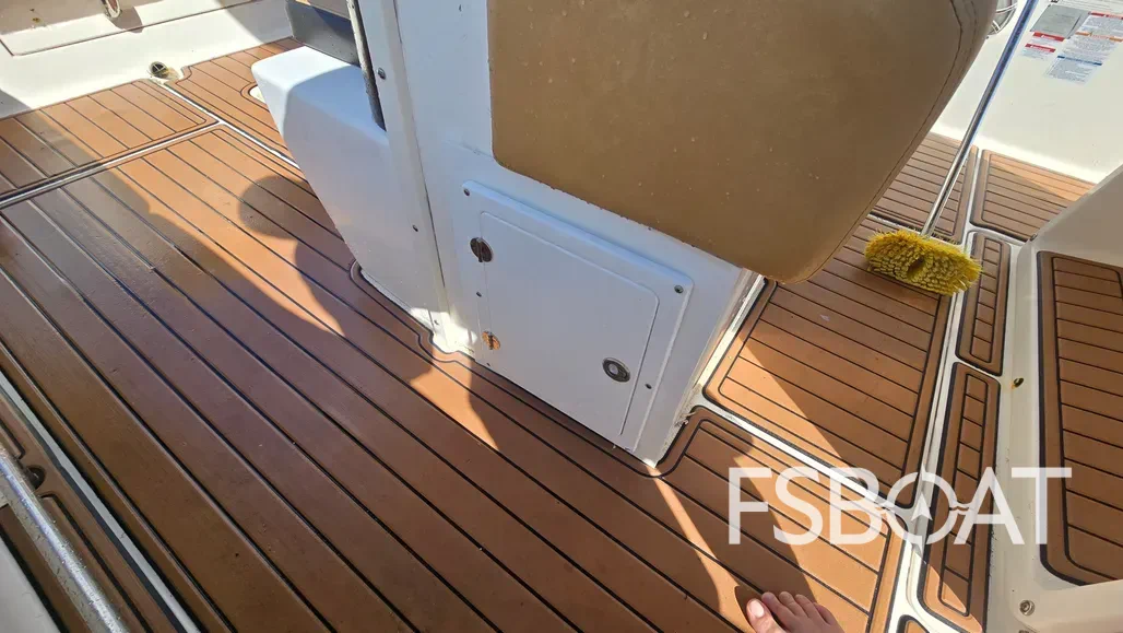 2019 Robalo R272 Center Console - Media 13