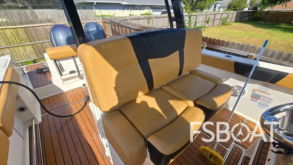 2019 Robalo R272 Center Console - Media 15