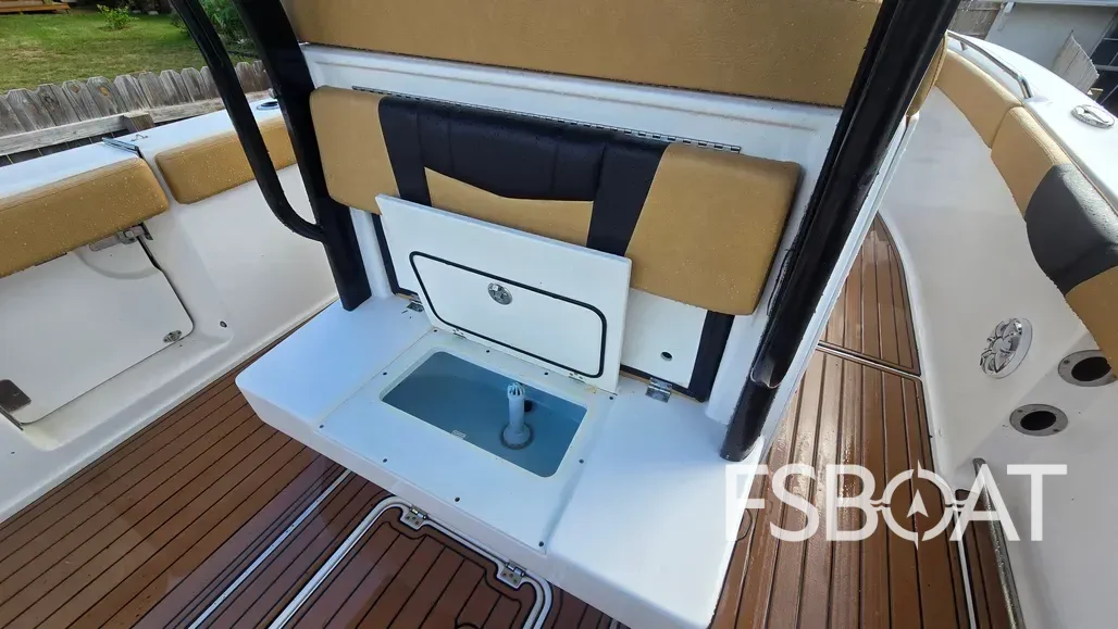 2019 Robalo R272 Center Console - Media 10