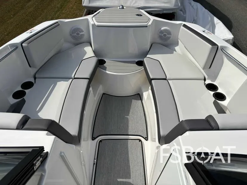 2025 Yamaha Boats AR220 - Media 4