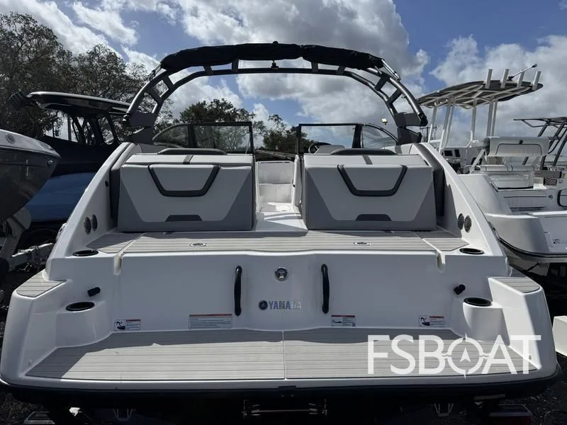 2025 Yamaha Boats AR220 - Media 6