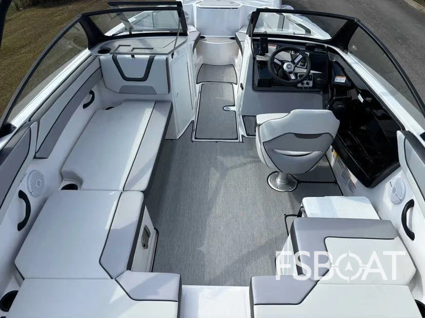 2025 Yamaha Boats AR220 - Media 5