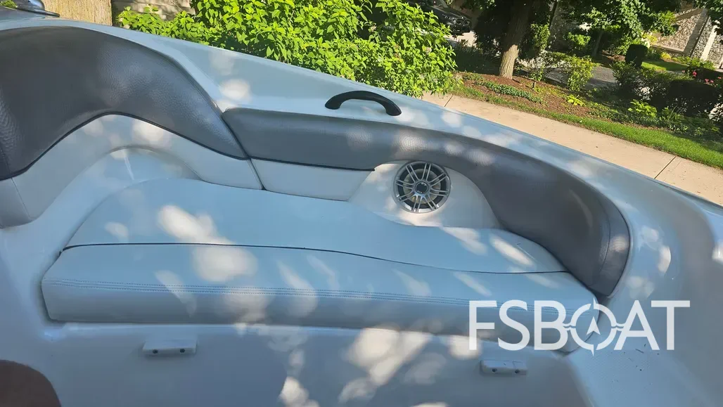 2010 Yamaha Boats AR210 - Media 17