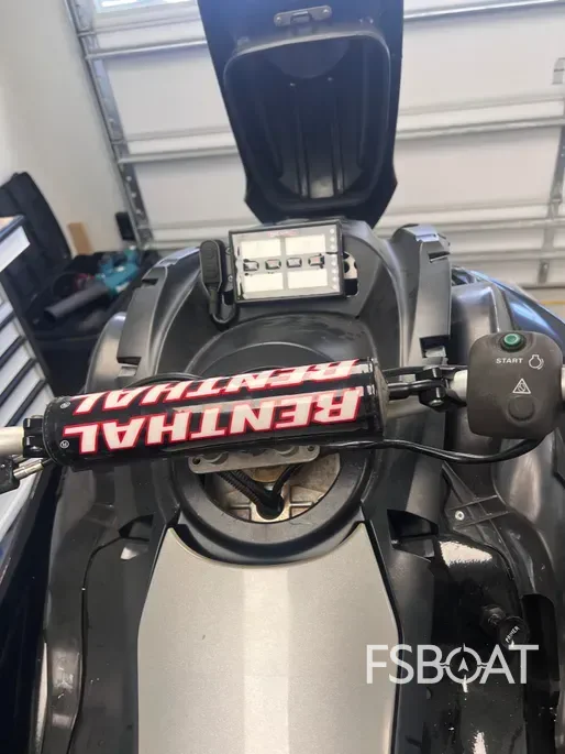 2001 Yamaha WaveRunner GP1200R - Media 10