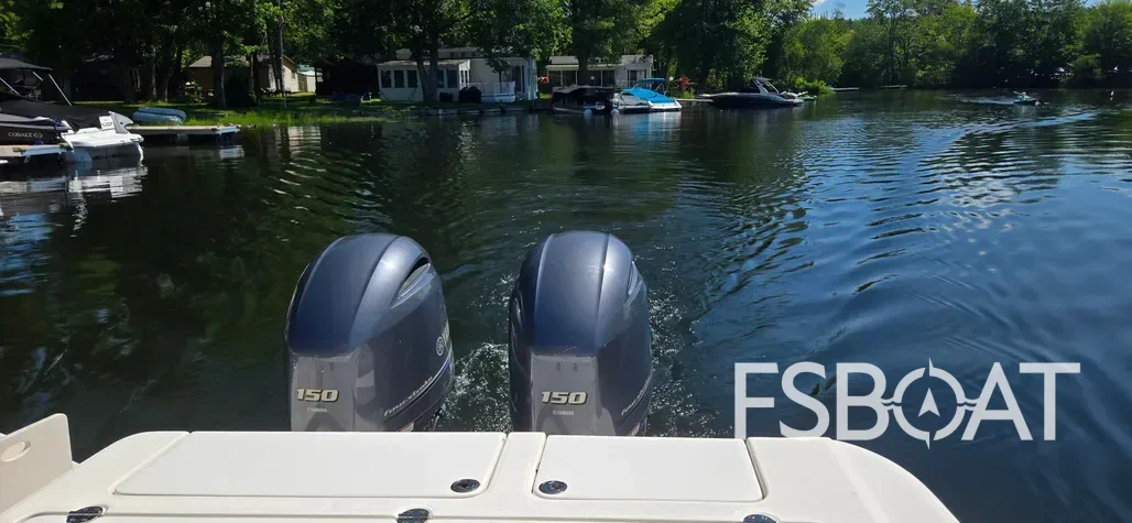 2016 Robalo R242 Center Console - Media 9