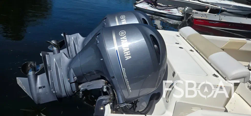 2016 Robalo R242 Center Console - Media 12