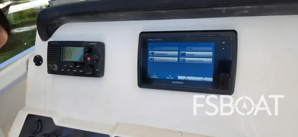 2016 Robalo R242 Center Console - Media 4