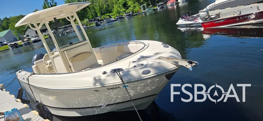 2016 Robalo R242 Center Console - Media 3