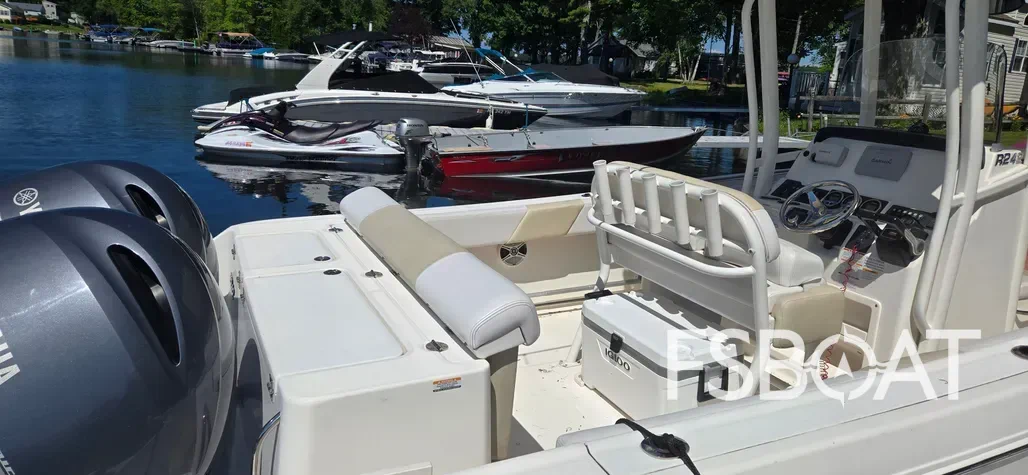 2016 Robalo R242 Center Console - Media 2