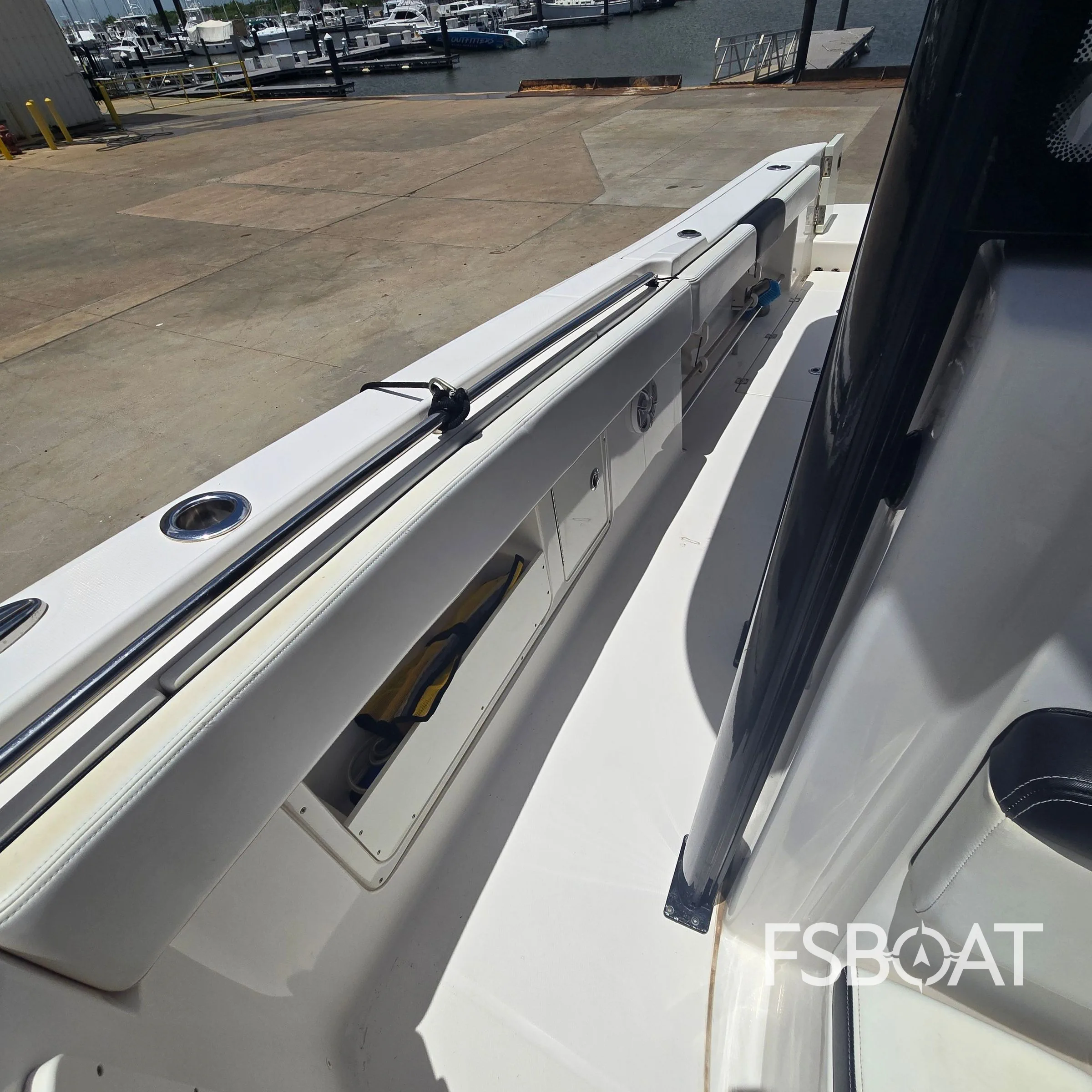 2018 Robalo R302 Center Console - Media 11