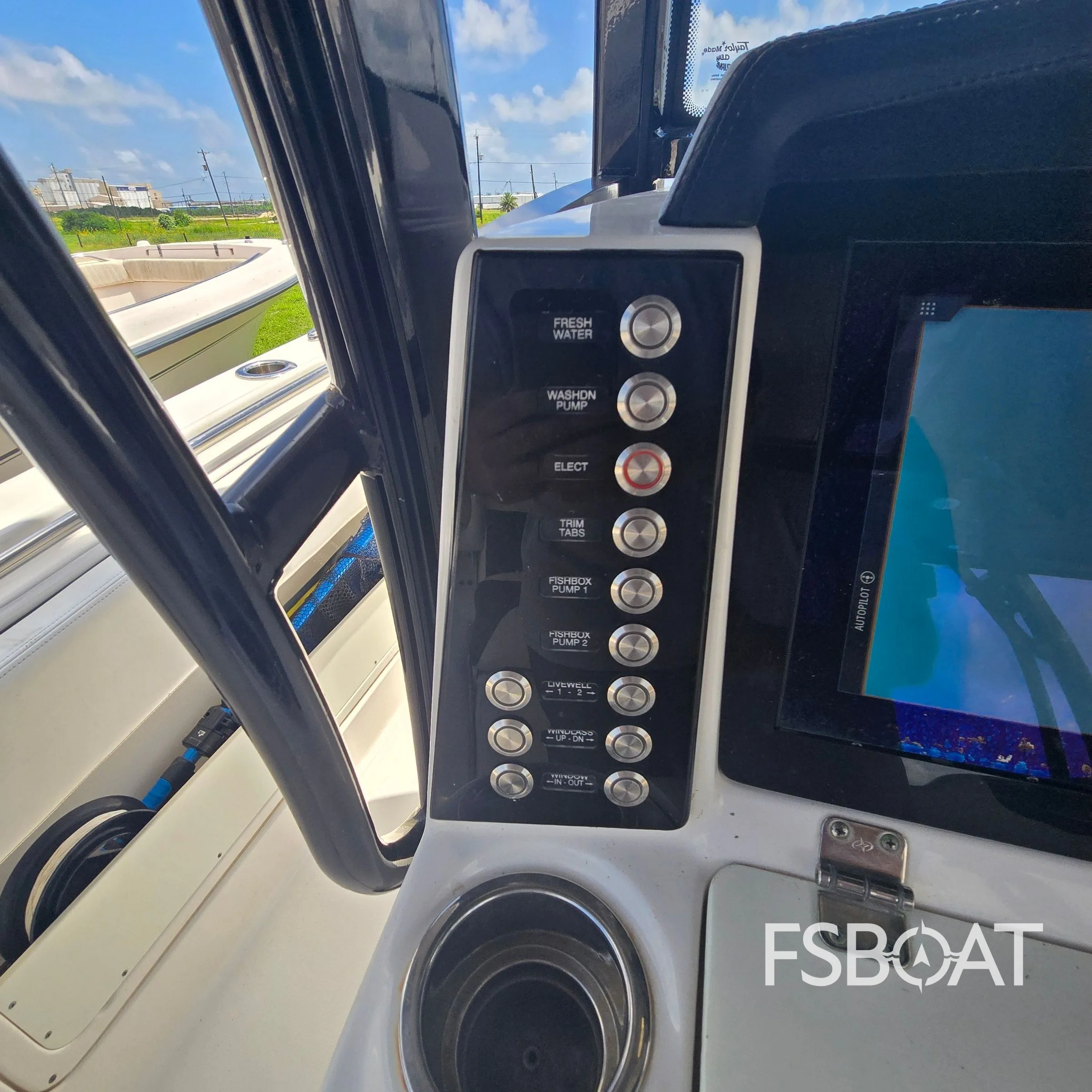 2018 Robalo R302 Center Console - Media 18