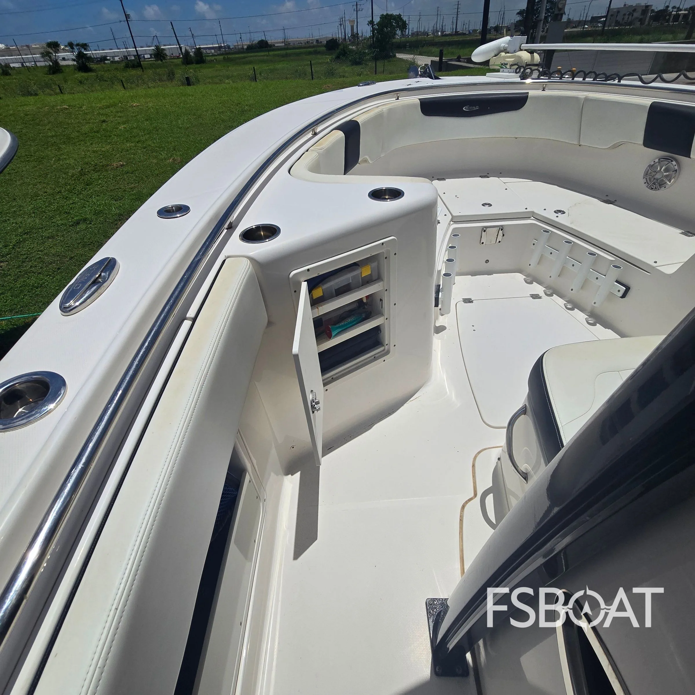2018 Robalo R302 Center Console - Media 10