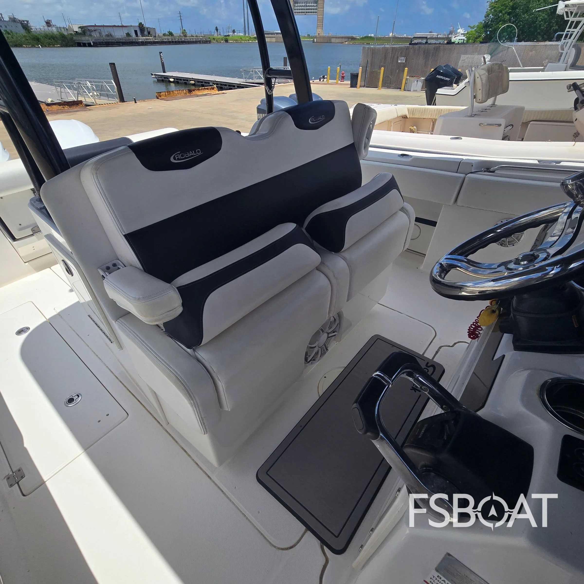 2018 Robalo R302 Center Console - Media 14