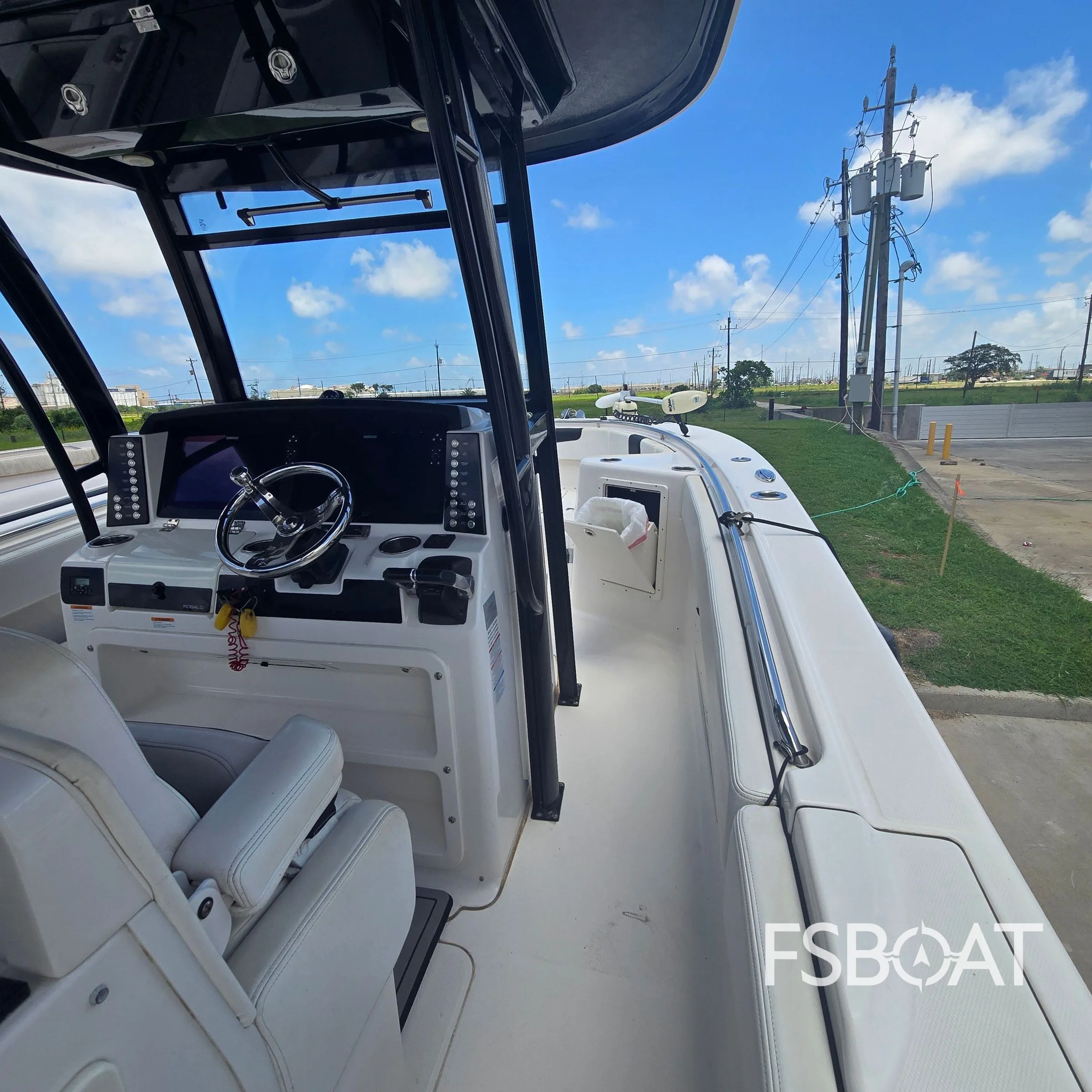 2018 Robalo R302 Center Console - Media 7