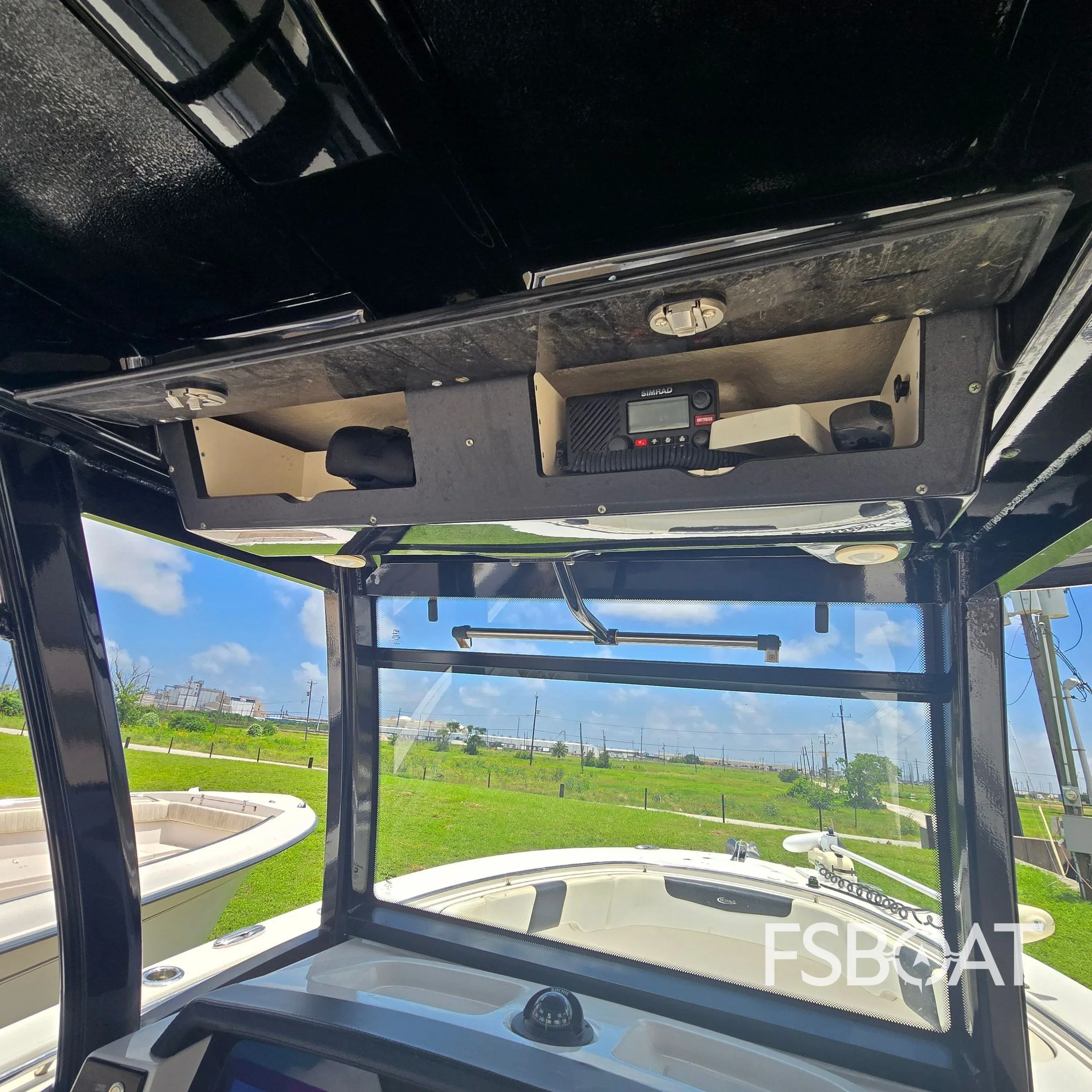 2018 Robalo R302 Center Console - Media 16