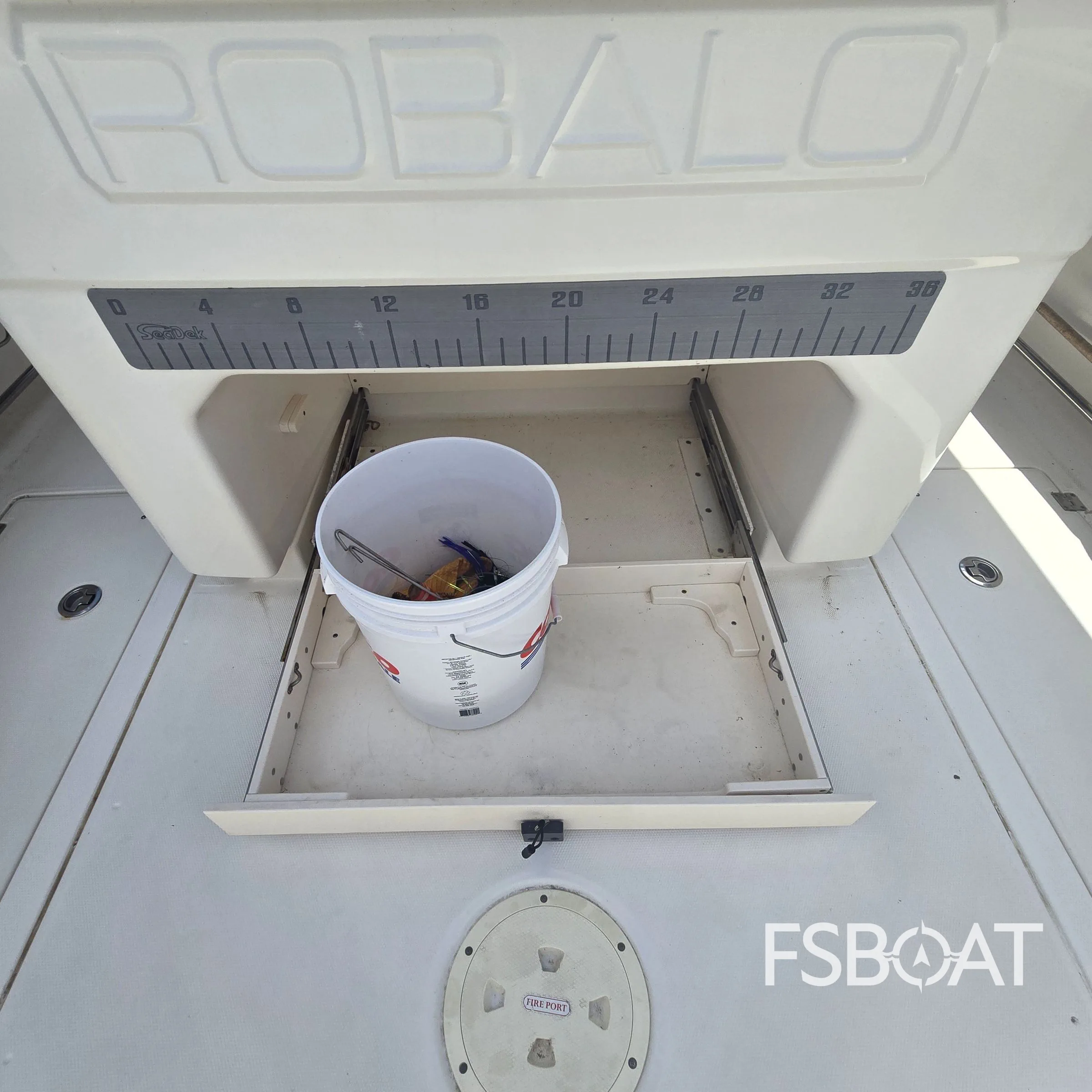 2018 Robalo R302 Center Console - Media 12