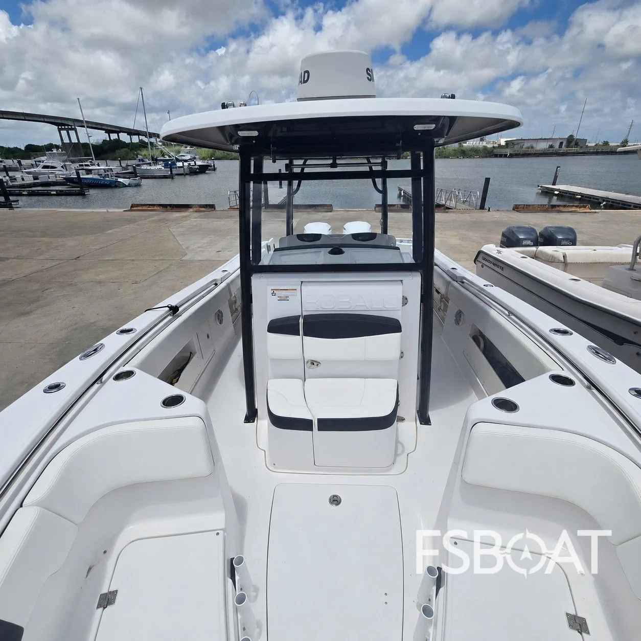 2018 Robalo R302 Center Console - Media 9