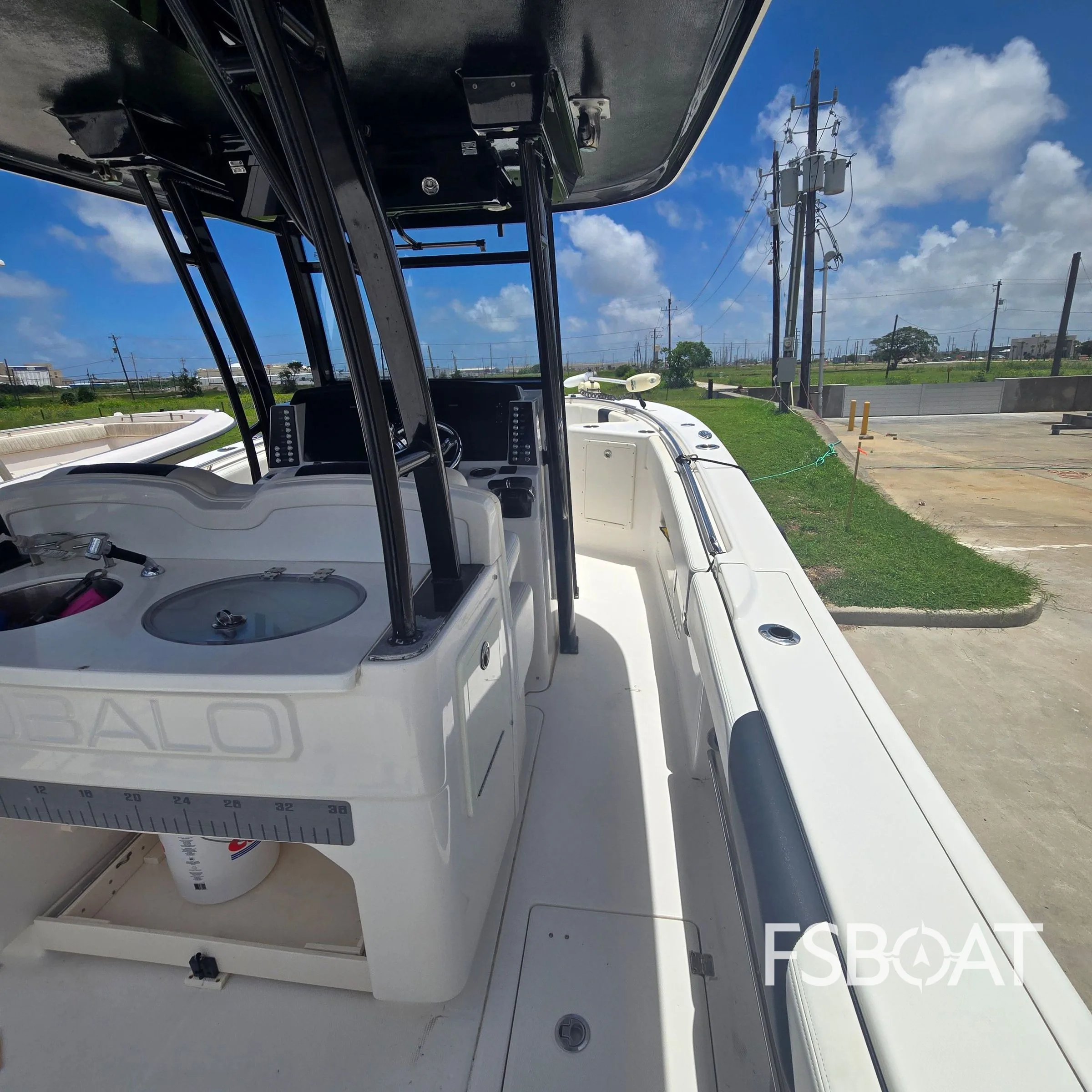 2018 Robalo R302 Center Console - Media 6
