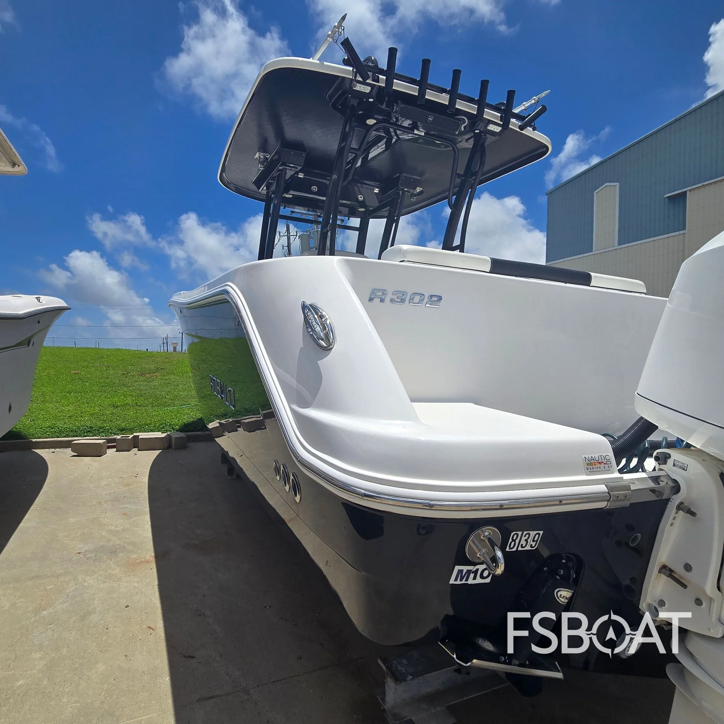 2018 Robalo R302 Center Console - Media 5