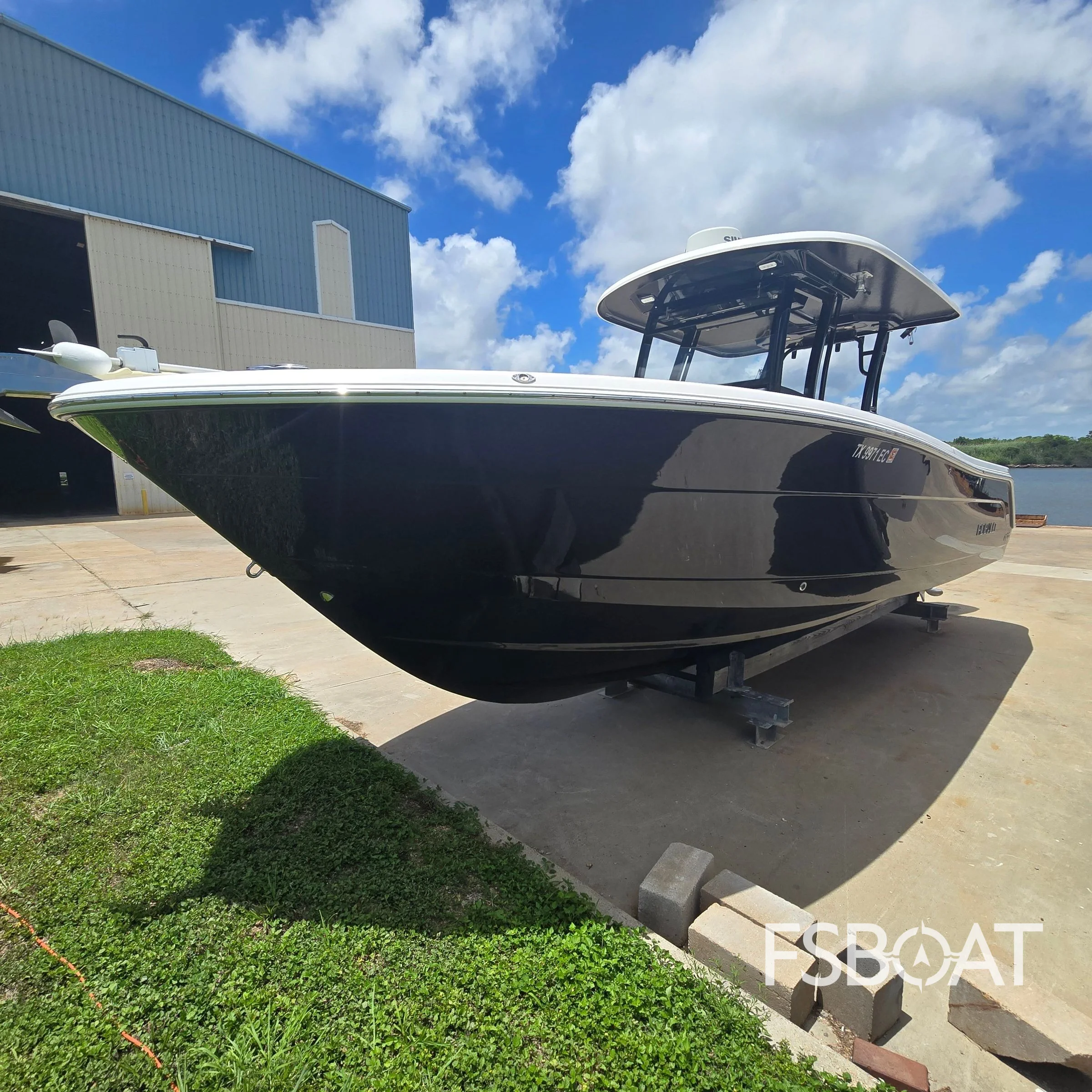 2018 Robalo R302 Center Console
