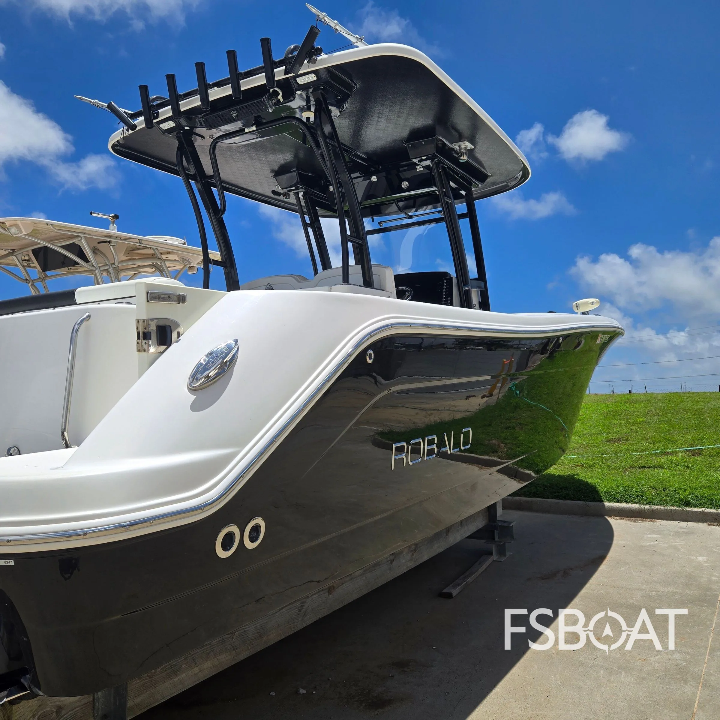 2018 Robalo R302 Center Console - Media 3