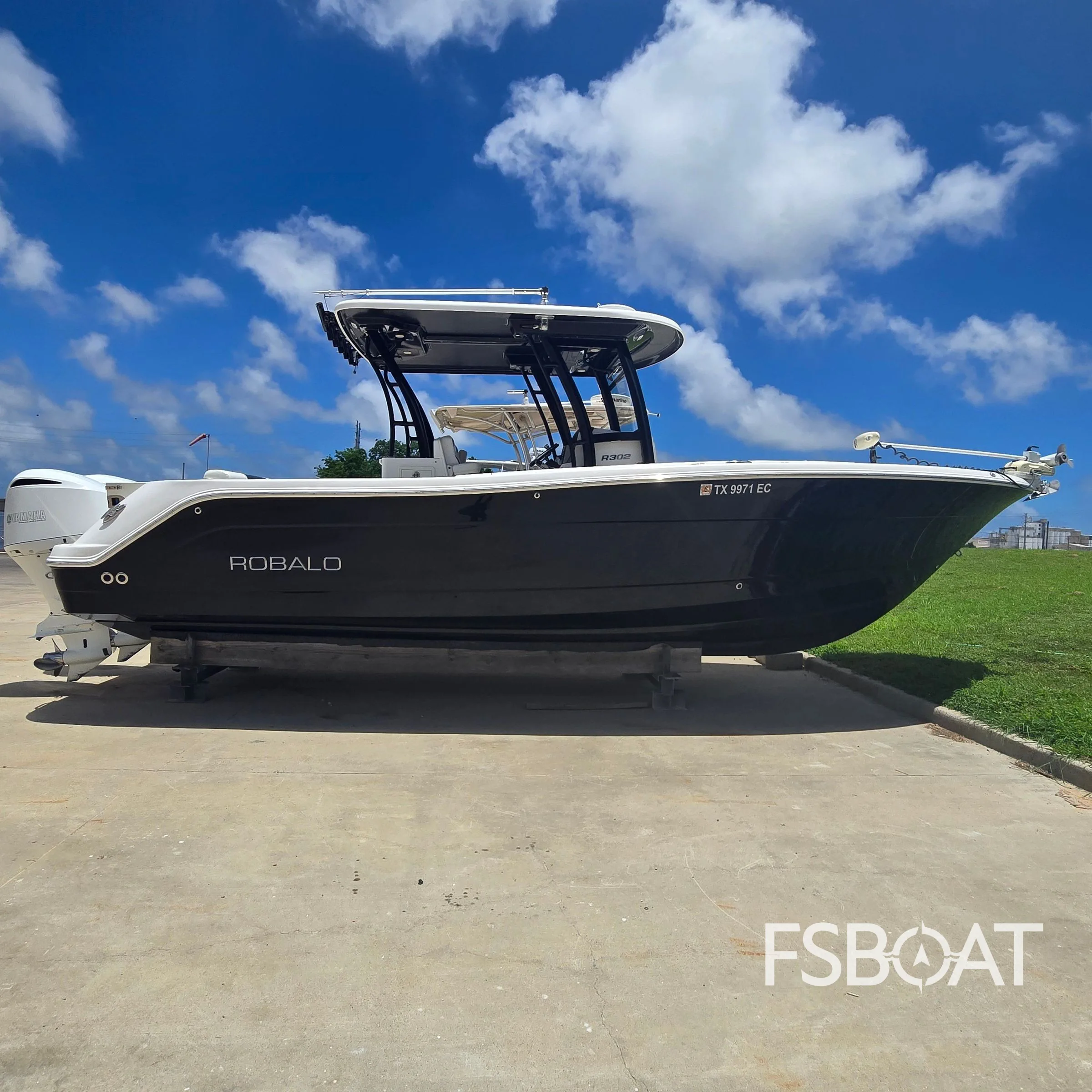 2018 Robalo R302 Center Console - Media 2