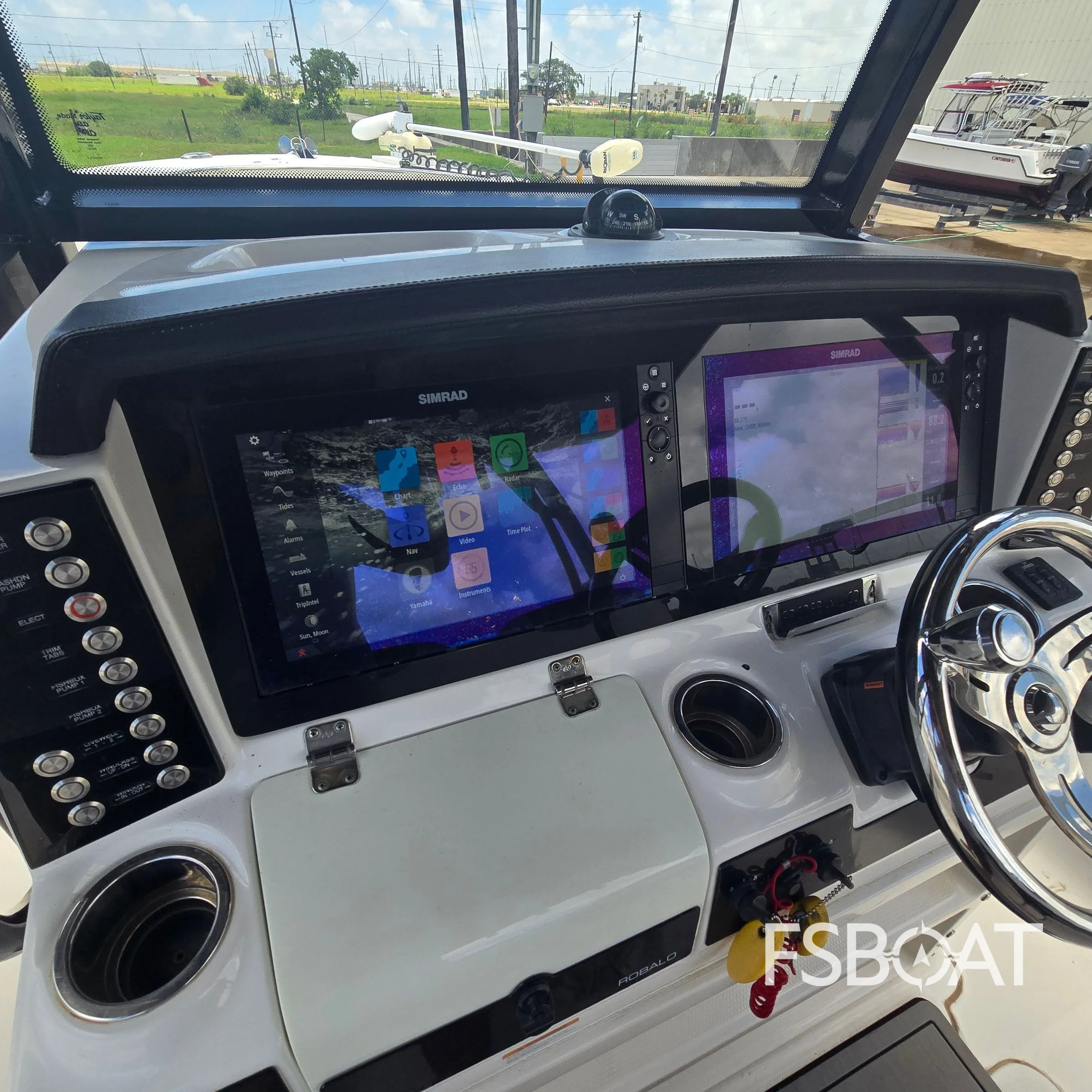 2018 Robalo R302 Center Console - Media 17