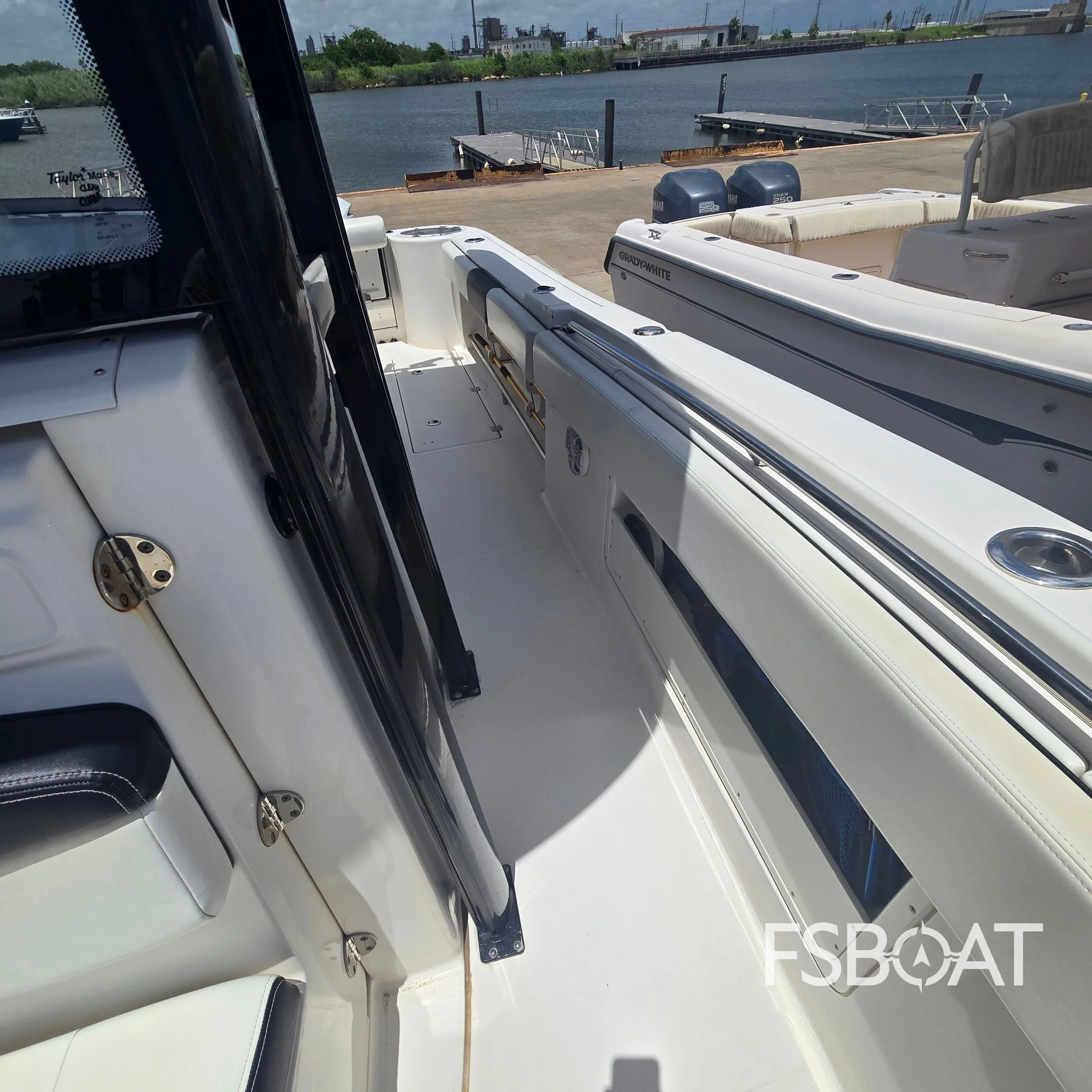 2018 Robalo R302 Center Console - Media 8