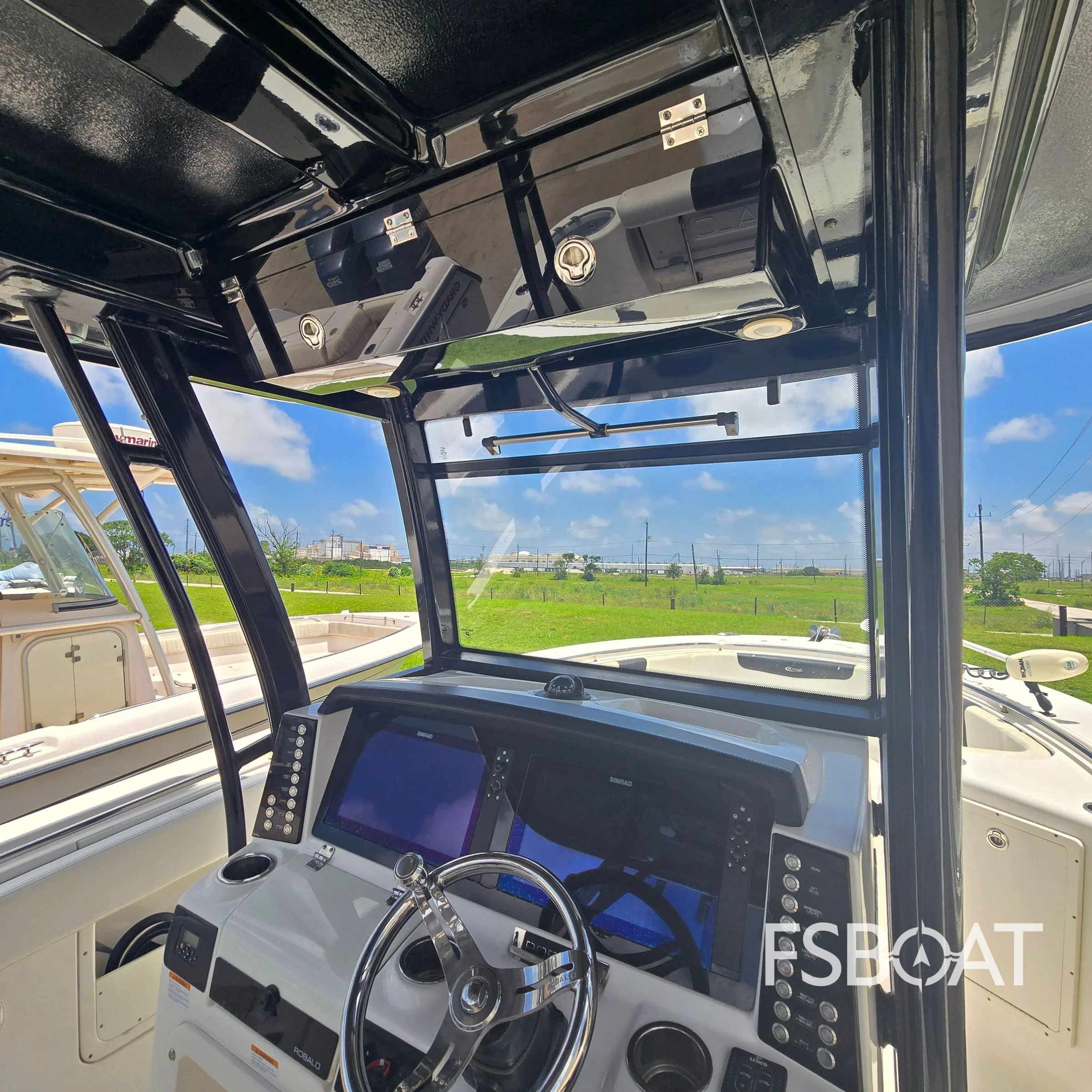 2018 Robalo R302 Center Console - Media 15