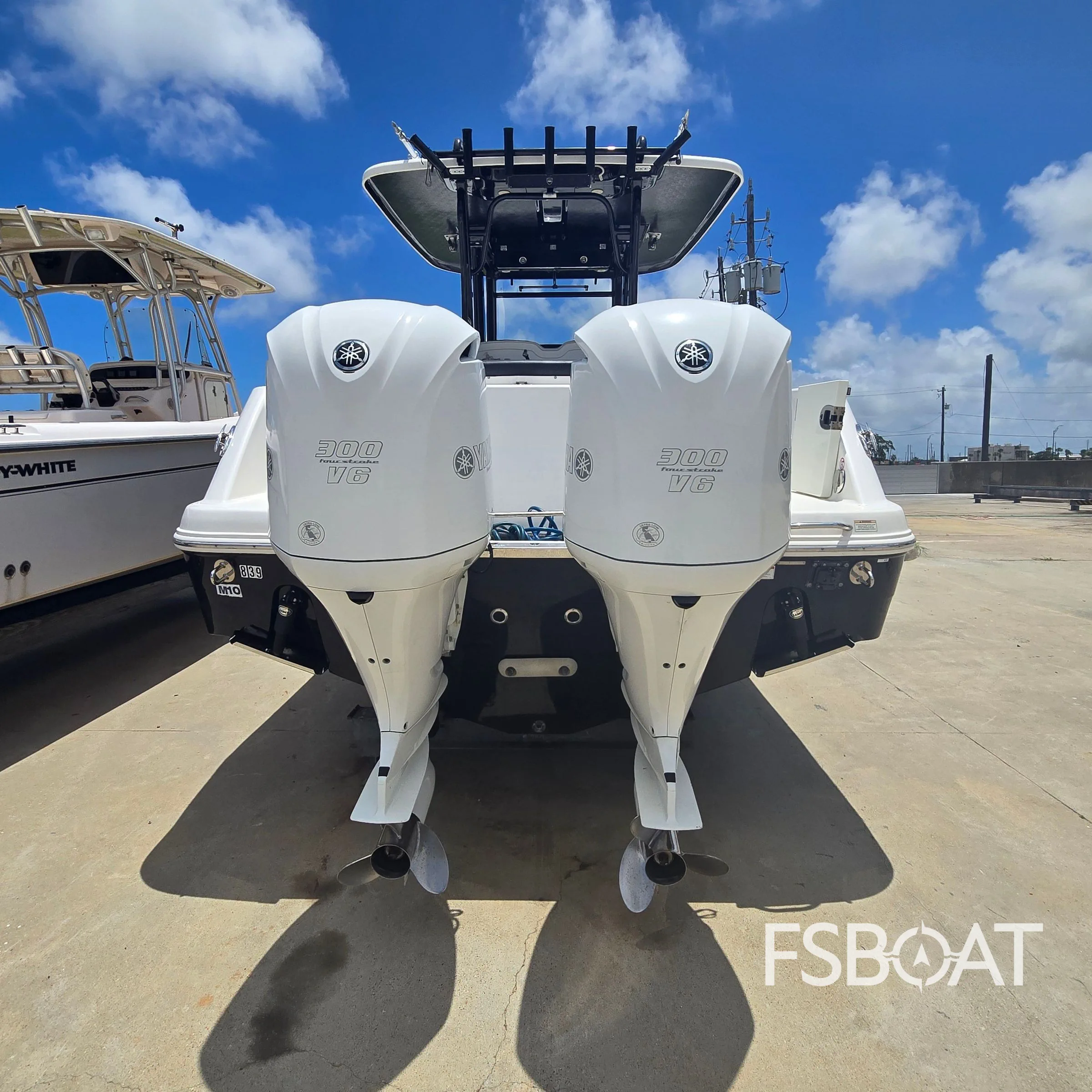 2018 Robalo R302 Center Console - Media 4
