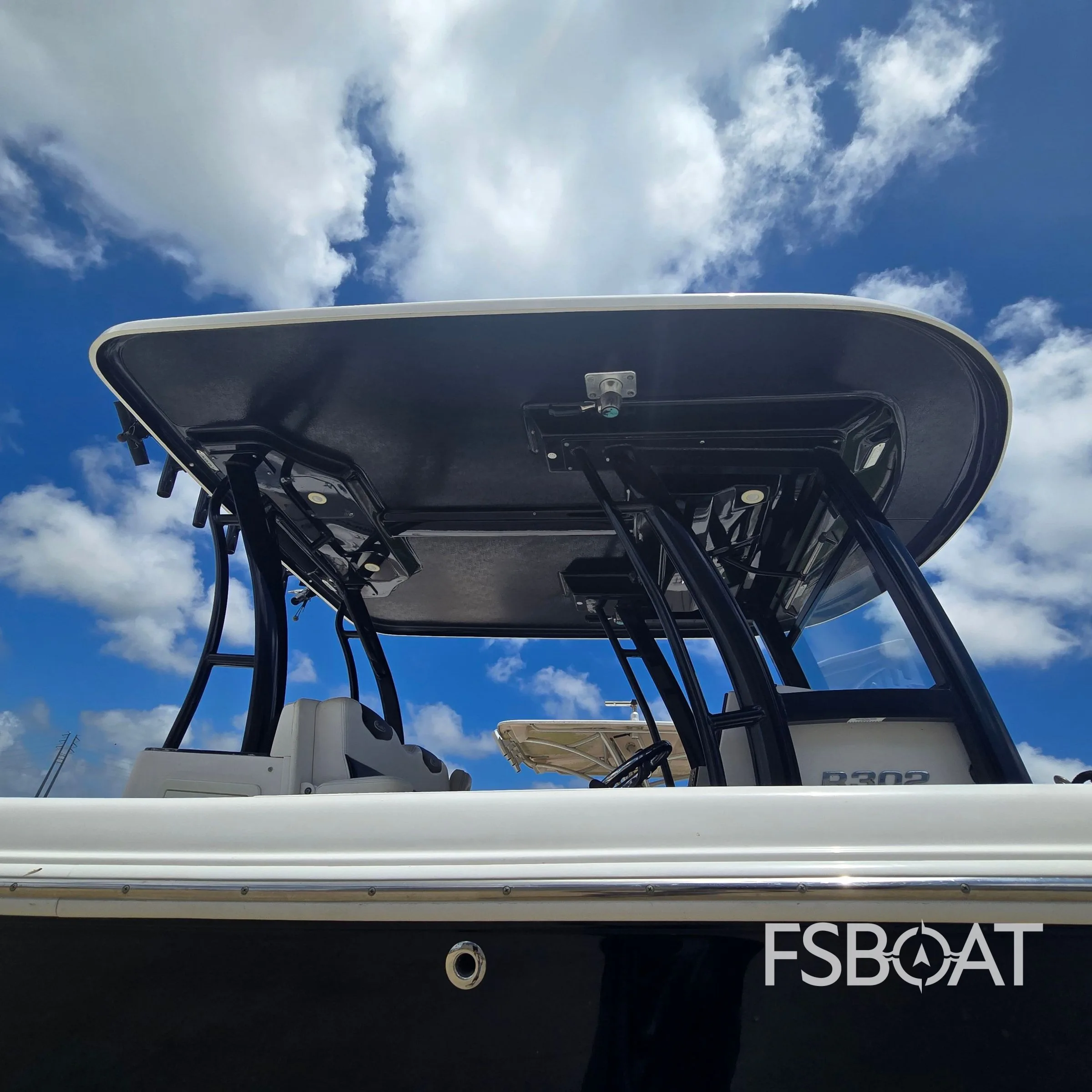 2018 Robalo R302 Center Console - Media 20