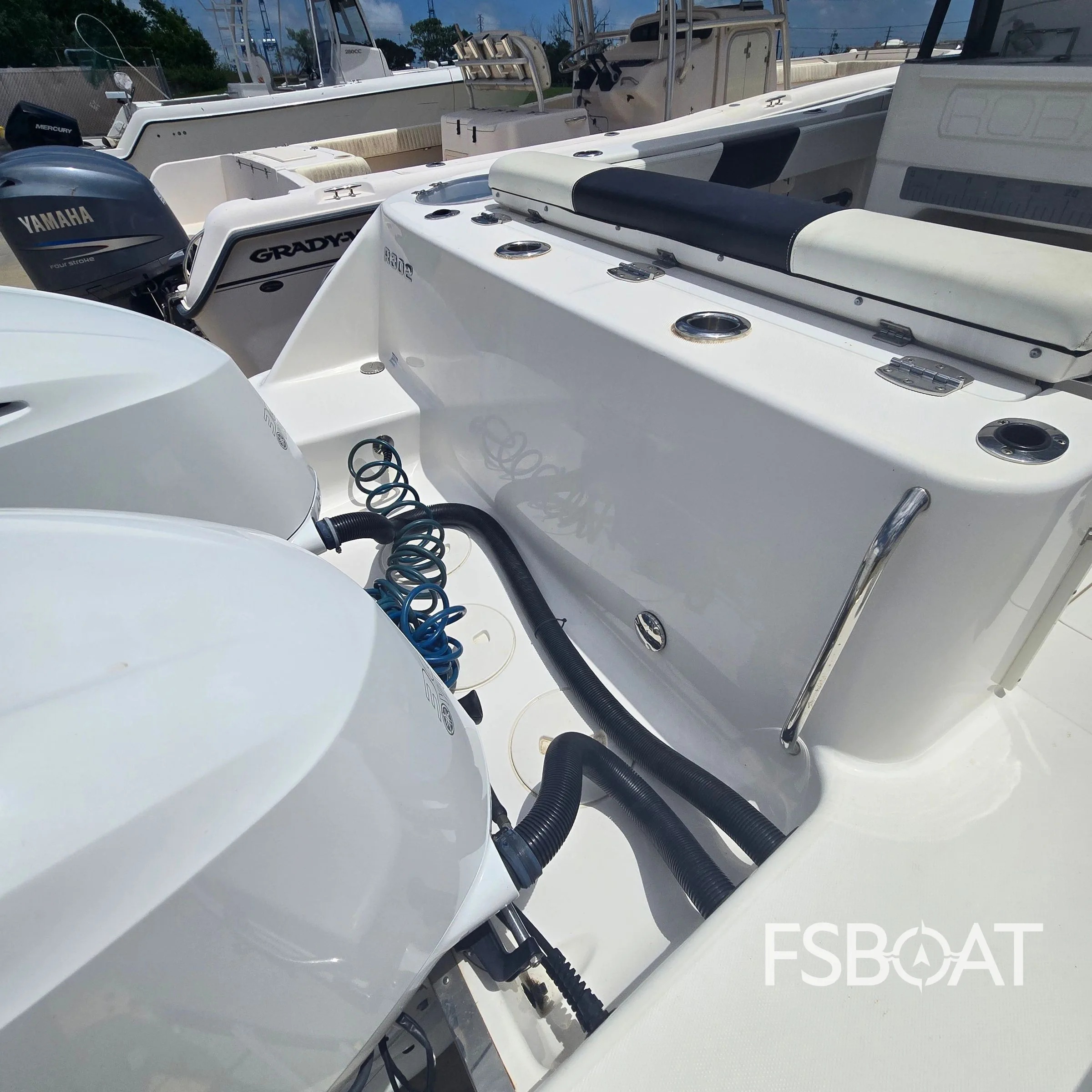 2018 Robalo R302 Center Console - Media 21