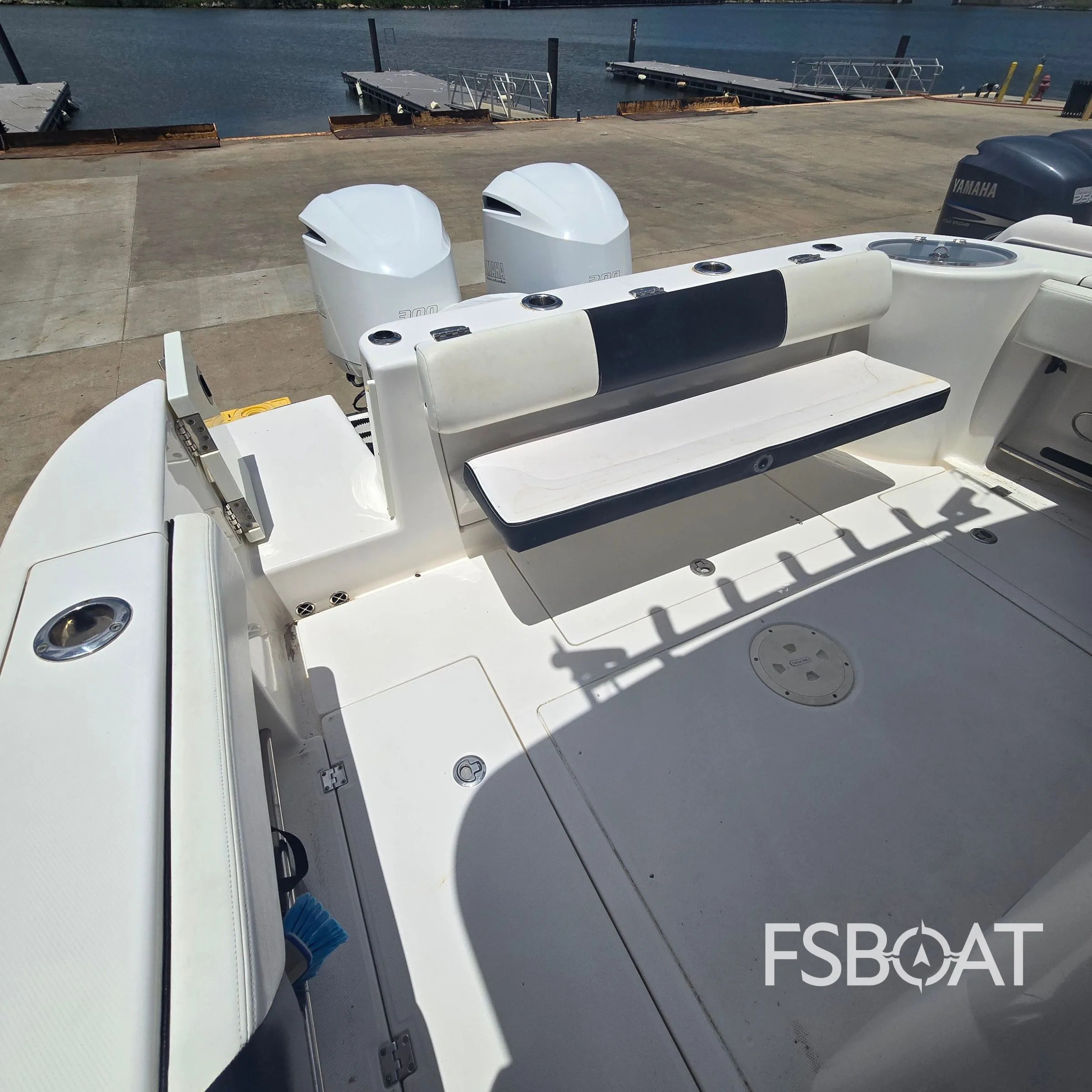 2018 Robalo R302 Center Console - Media 13