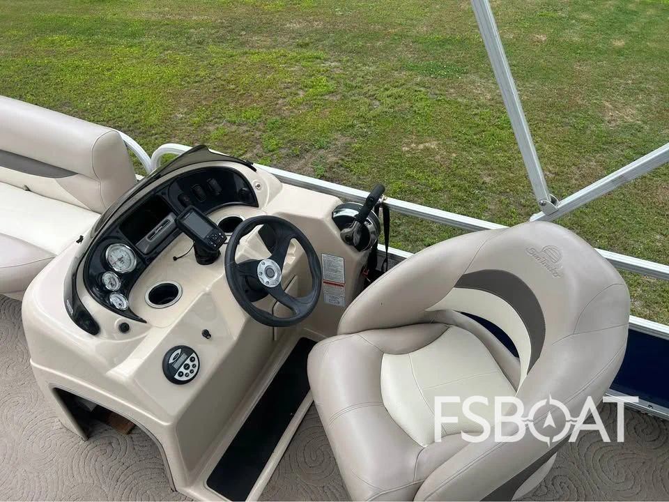 2015 Sun Tracker Party Barge 20 DLX - Media 5