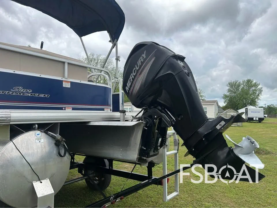2015 Sun Tracker Party Barge 20 DLX - Media 3
