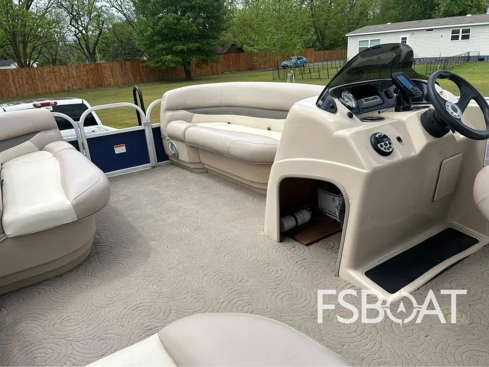 2015 Sun Tracker Party Barge 20 DLX - Media 8