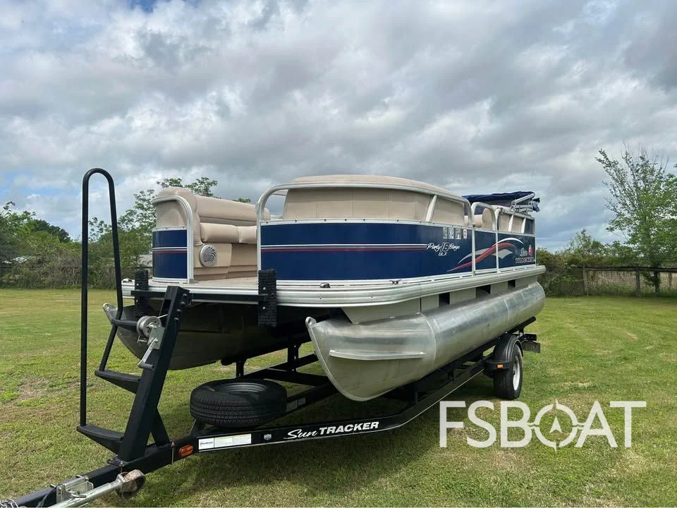2015 Sun Tracker Party Barge 20 DLX - Media 9