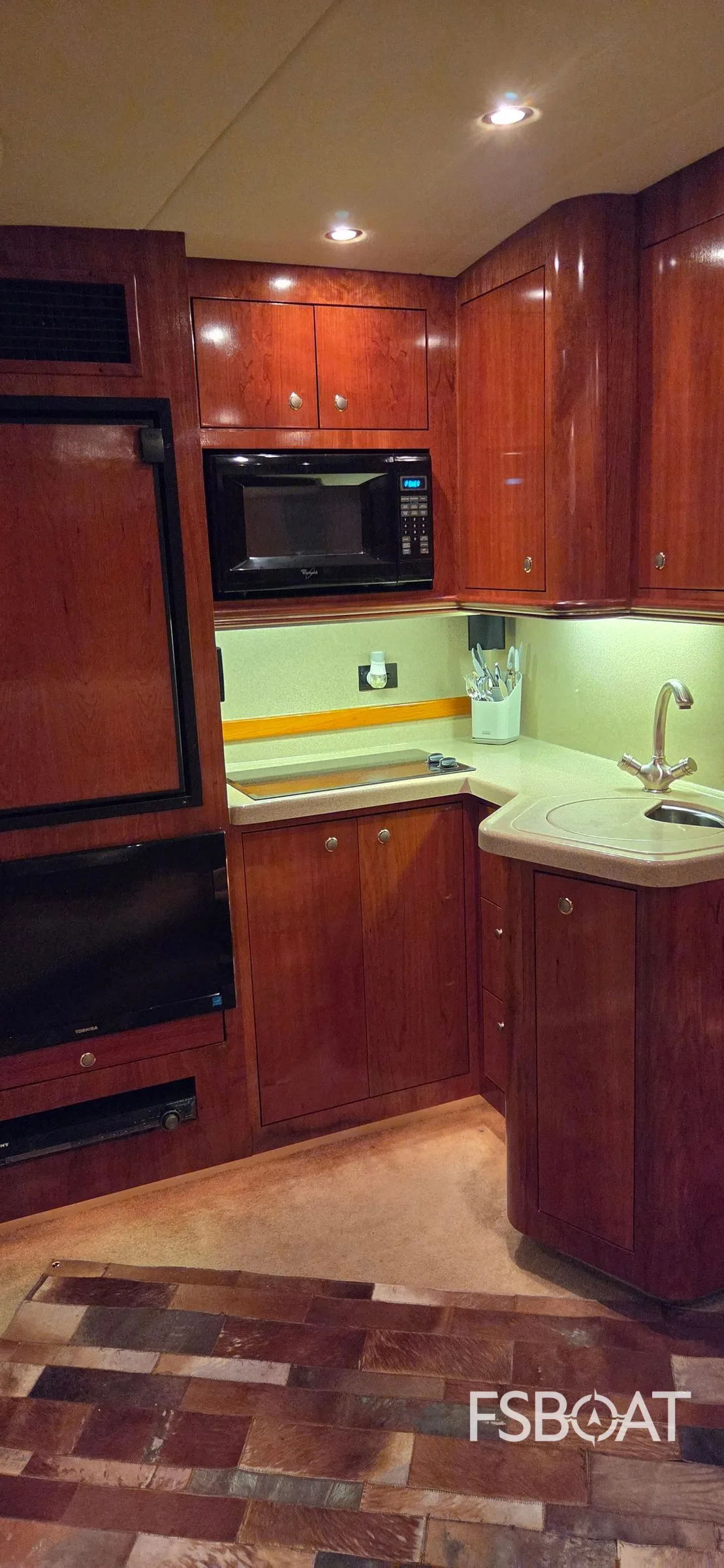 2004 Cruisers Yachts 370 Express - Media 12