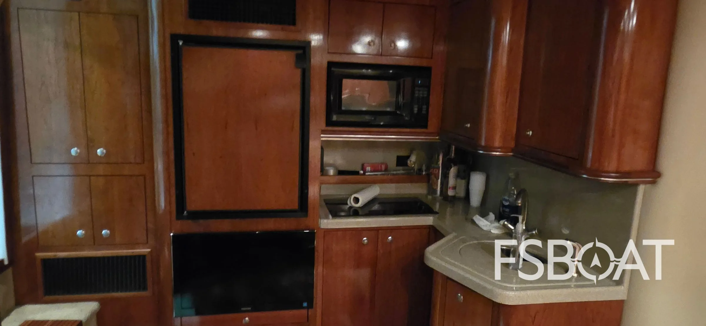 2004 Cruisers Yachts 370 Express - Media 10