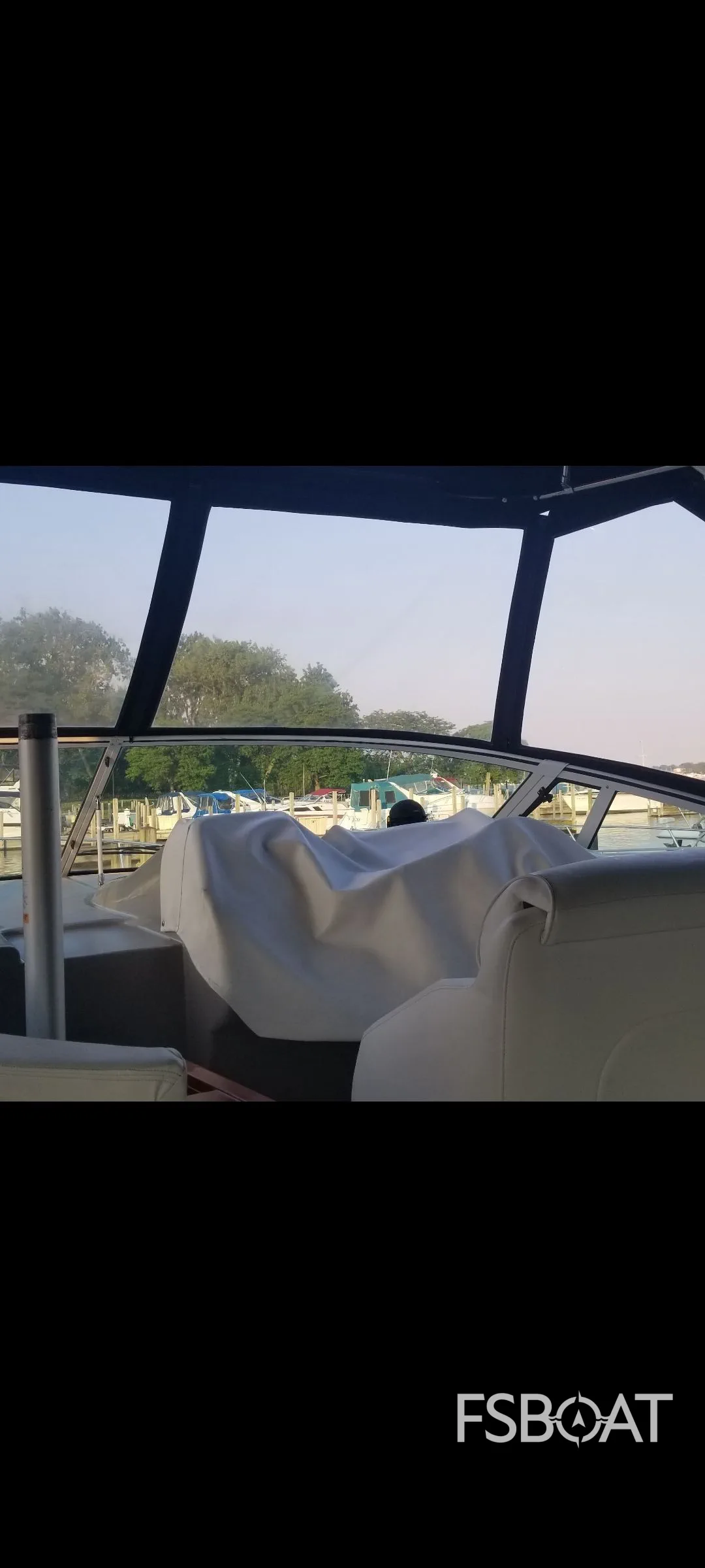 2004 Cruisers Yachts 370 Express - Media 3