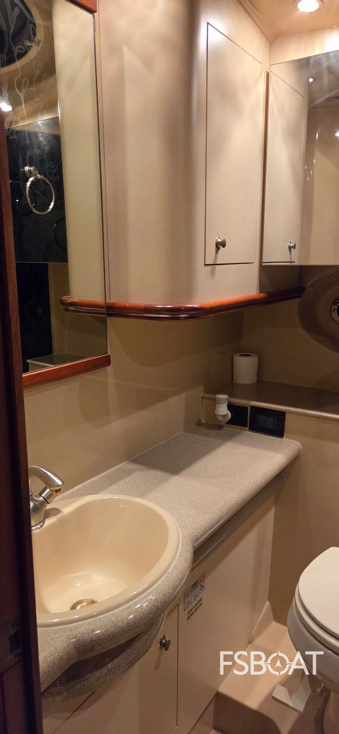 2004 Cruisers Yachts 370 Express - Media 11