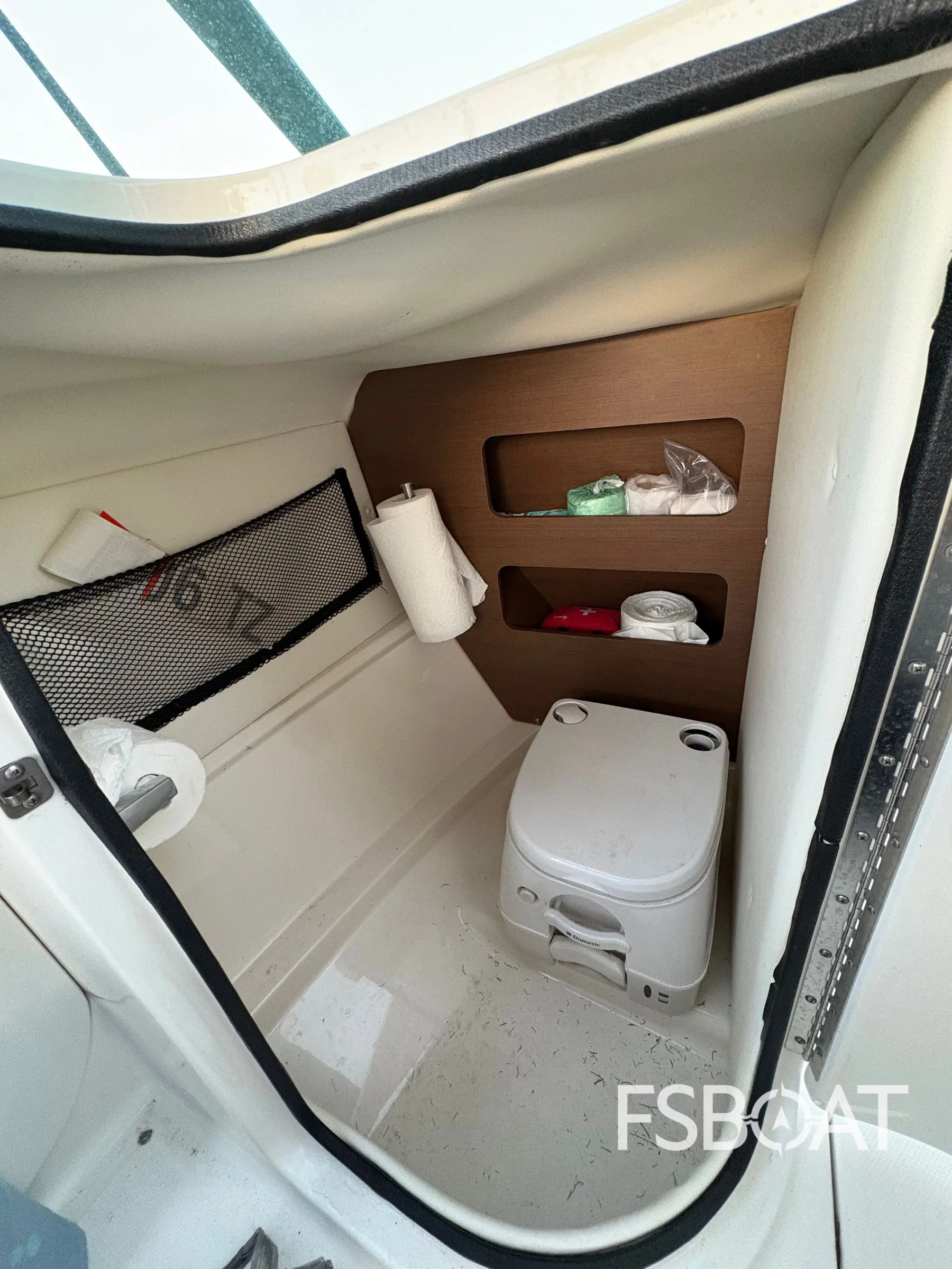 2014 Sea Ray 220 Sundeck Outboard - Media 14