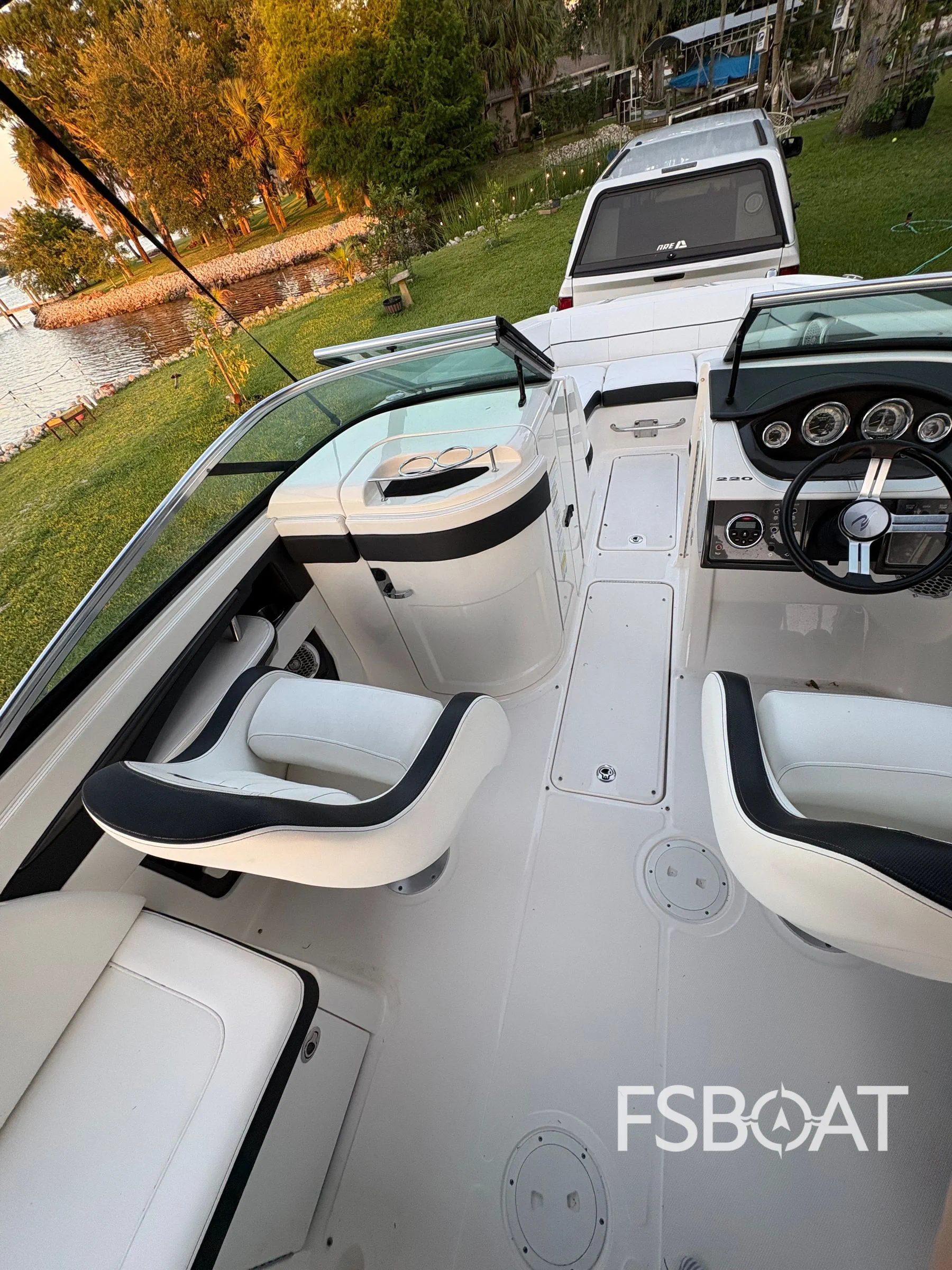 2014 Sea Ray 220 Sundeck Outboard - Media 7
