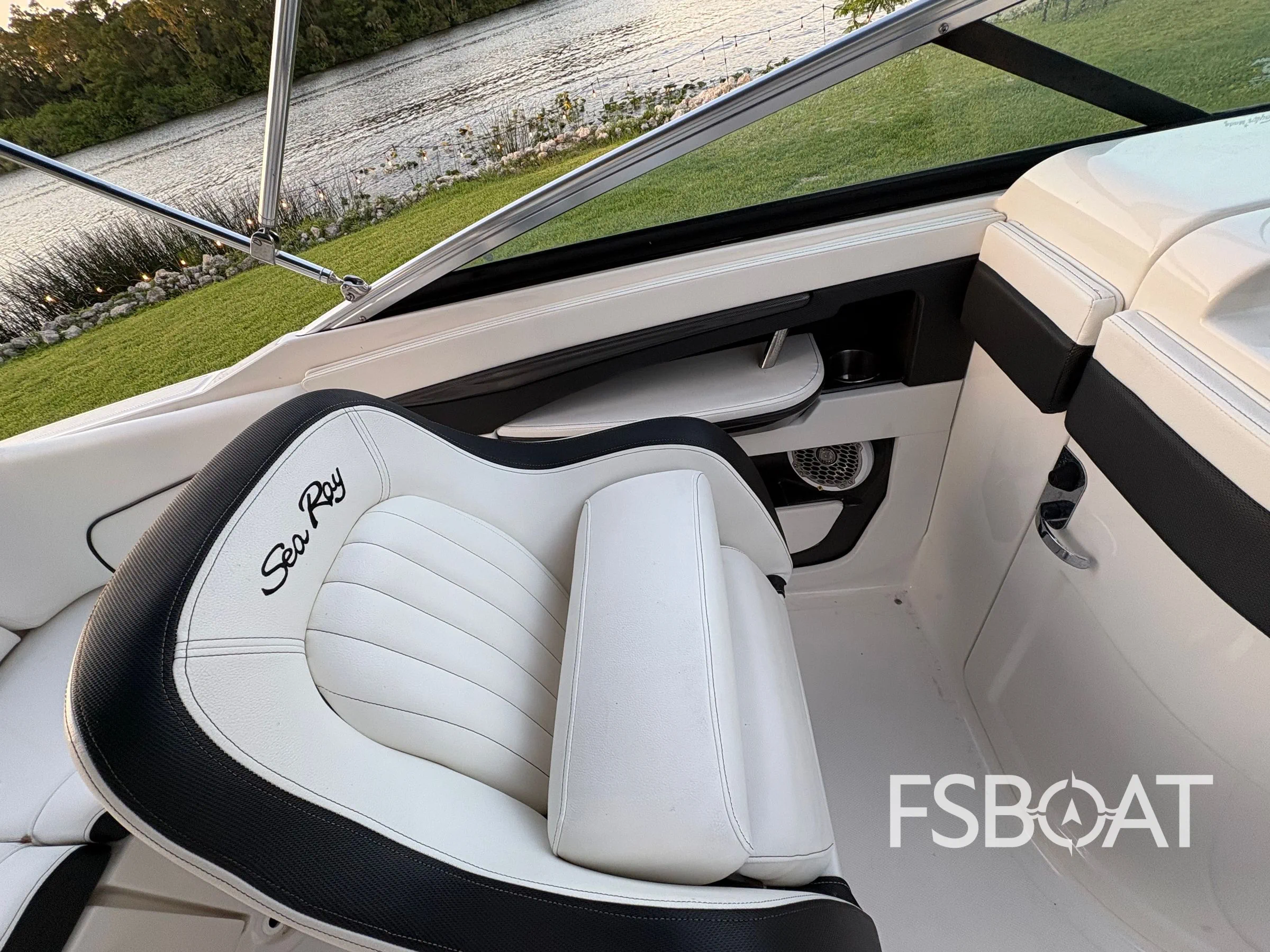 2014 Sea Ray 220 Sundeck Outboard - Media 12