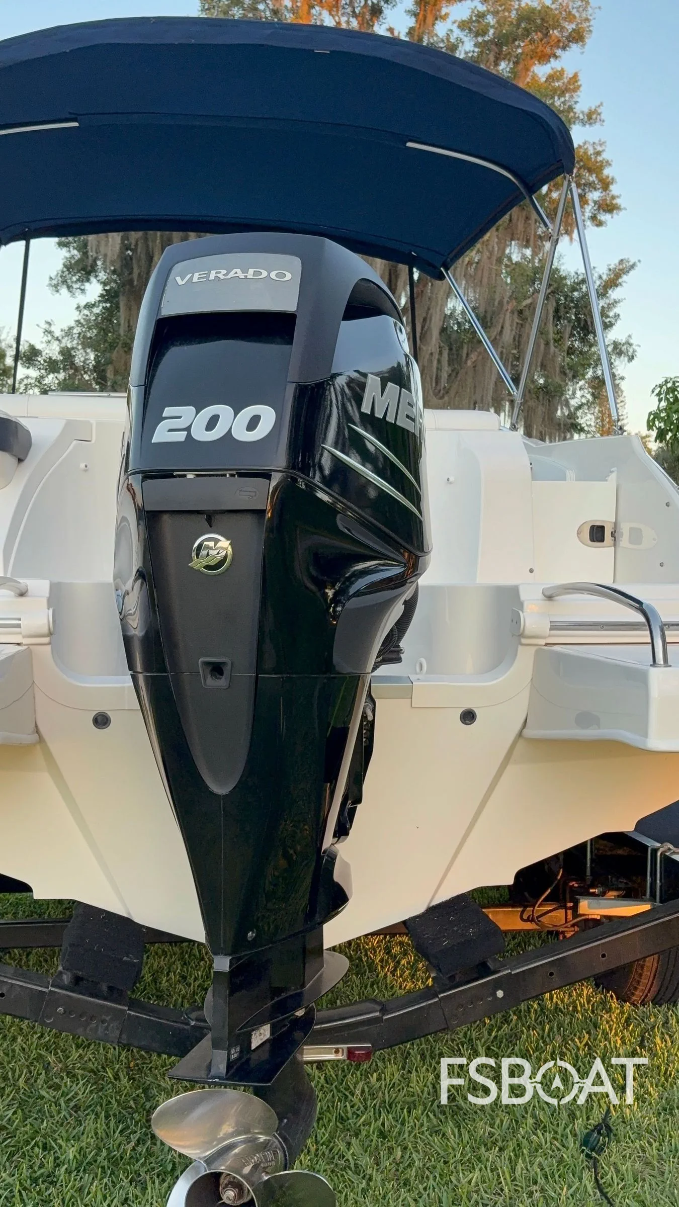2014 Sea Ray 220 Sundeck Outboard - Media 6